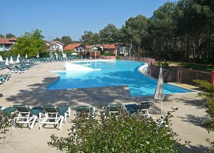 Petite maisonnette mitoyenne, jardin avec terrasse vue pins et golf, au milieu de la pinède, piscine chauffée