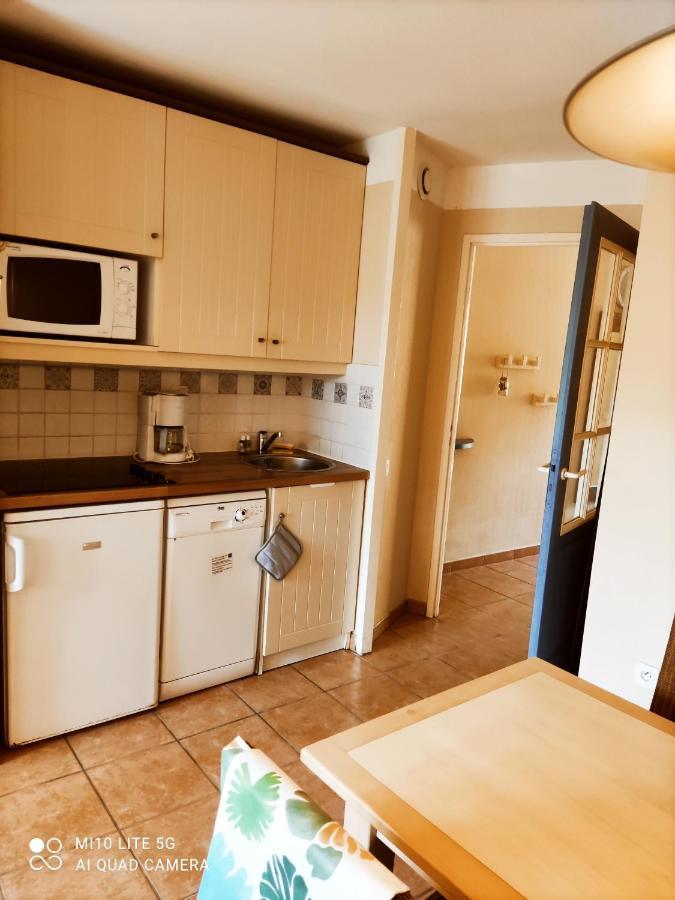 Petite Maisonnette Mitoyenne, Jardin Avec Terrasse Vue Pins Et Golf, Au Milieu De La Pinède, Piscine Chauffée Сasa de vacaciones